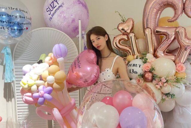 수지 데뷔 13주년 파티룩. 셀프 포트레이트 미니 원피스