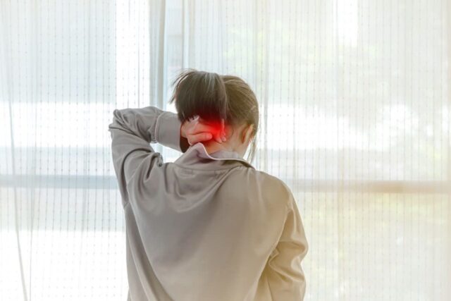 [헬스S] “목 통증은 편두통의 동반 증상”… 두통 줄이려면