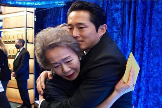 2년 전 윤여정 꼭 끌어안고 눈물 글썽이던 이 배우의 근황