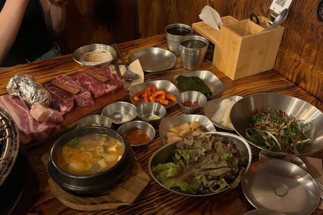 홍대 고기집 고기꾼김춘배 홍대본점 삼겹살 소고기 맛집