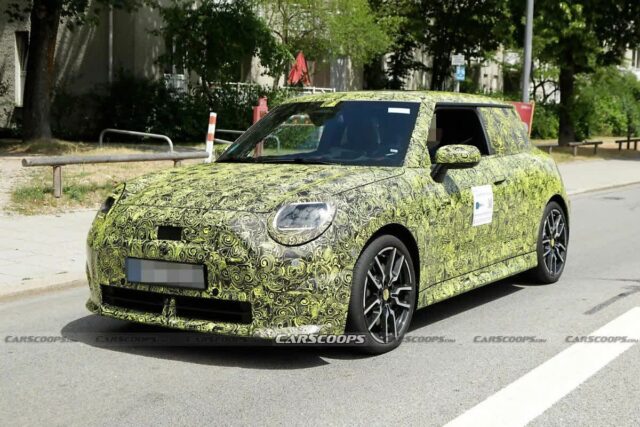 MINI 쿠퍼 JCW EV 위장막 차량 스파이샷