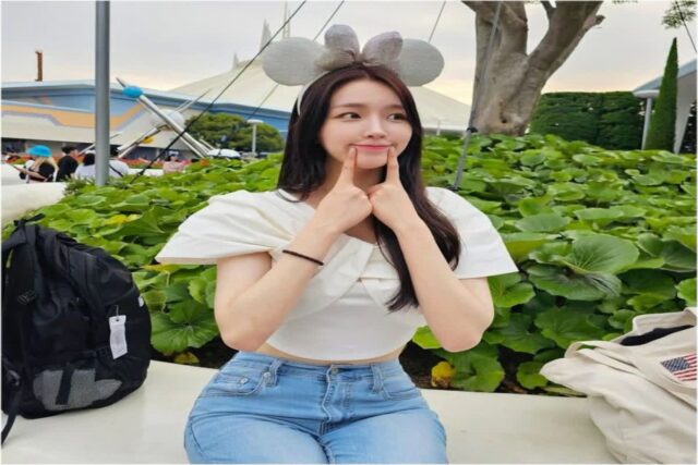 성해은 여행룩 크롭탑 리본 블라우스는 더티스