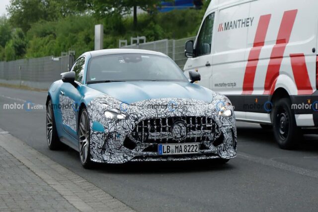 9월 데뷔하는 신형 ‘메르세데스 AMG GT’ 쿠페 스파이샷