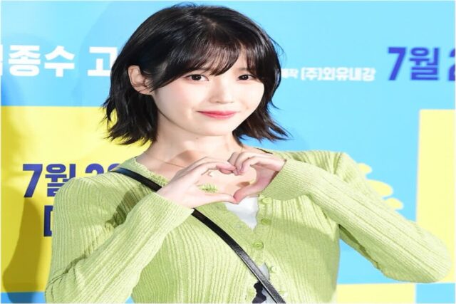 아이유 밀수 시사회 옷 루즈 연두 가디건 구찌 재키1961 미니백 패션