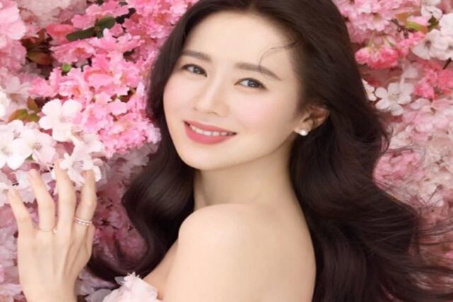 출산 8개월만에 아들 사진 공개한 손예진