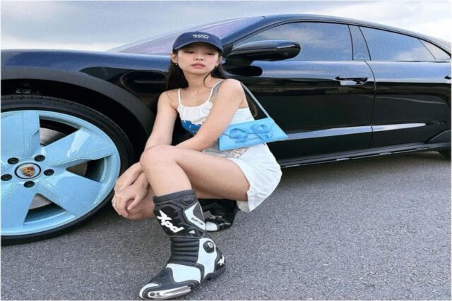 제니 패션 포르쉐 휠과 깔맞춤한 가방 셀프포트레이트 하늘색 리본 숄더백 가격은?