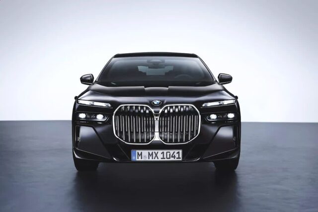 BMW ‘i7 프로텍션’, 최초의 방탄 럭셔리 전기 세단으로 공개