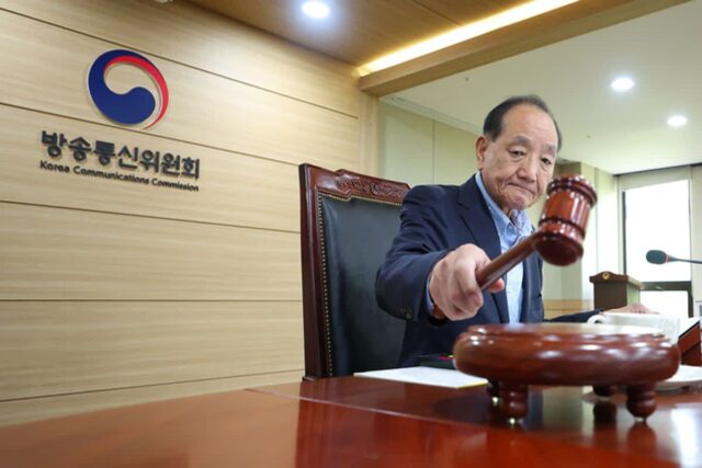 방통위, KBS이사장 해임건의안 의결…공영방송 이사진 “야만적 방송장악”