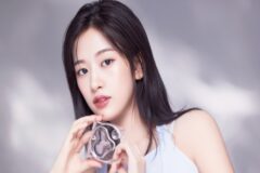 안유진, 뷰티 화보에서 탱글탱글한 피부 뽐내