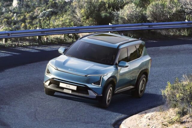기아의 준중형 전동화 SUV ‘EV5’ 양산형 최초 공개