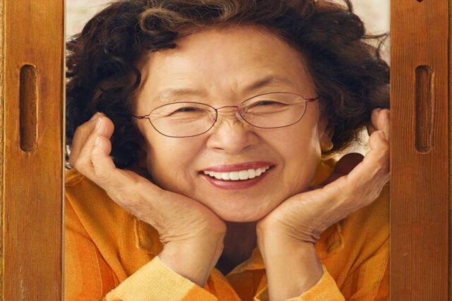 여든 나이에 중국 누리꾼을 사로잡은 “귀여운 할머니” 배우
