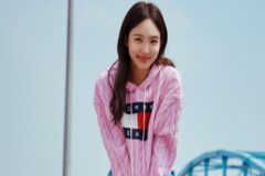 나연, 플레어핏과 배기핏 데님으로 러블리한 가을 패션 완성