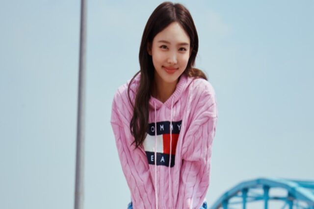 나연, 플레어핏과 배기핏 데님으로 러블리한 가을 패션 완성