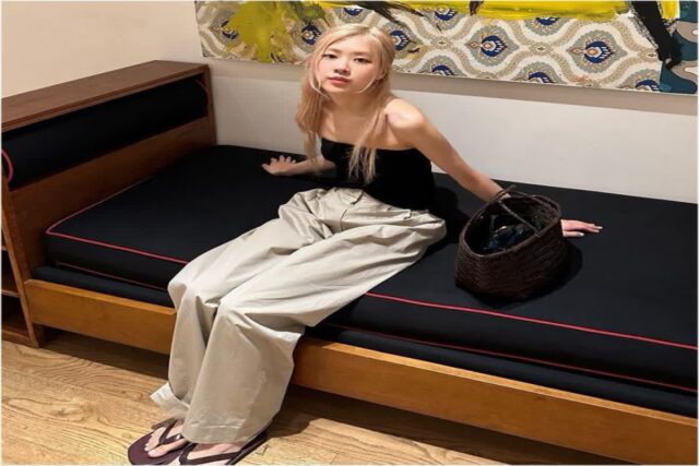 블랙핑크 로제 사복 올드머니룩 와이드 팬츠 슬랙스 가방 쪼리 정보