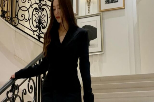 정수정, 뉴욕서 시크+도도한 자태…올블랙 하의실종 룩