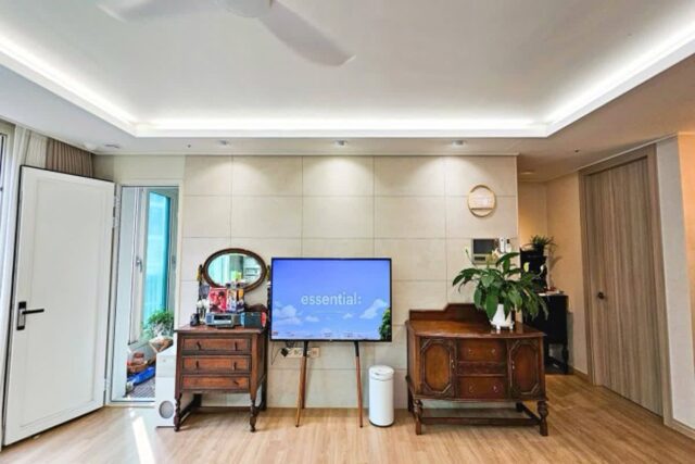 가을 30평대 거실 인테리어 배치 LED 벽 걸이 무소음나무시계 앤틱가구 실링팬 티비스탠드
