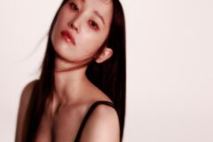 [★화보] 전종서, ‘코스모폴리탄’에서 레드&블랙으로 치명적 관능미 발산
