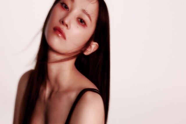 [★화보] 전종서, ‘코스모폴리탄’에서 레드&블랙으로 치명적 관능미 발산