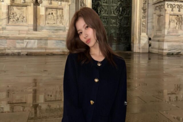트와이스 사나, 비 오는 거리에서 깜짝 하의실종 룩