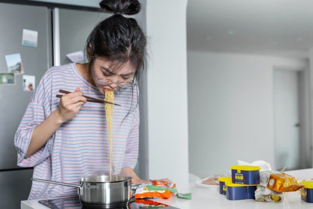 “나 혼자 먹는다” 한국 청년 둘 중 한 명, 하루 한 끼 이상 ‘혼밥’