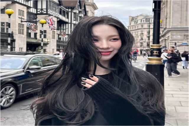 카리나 여행룩 신상 프라다 가방 아르케 미니 숄더백 가격은?
