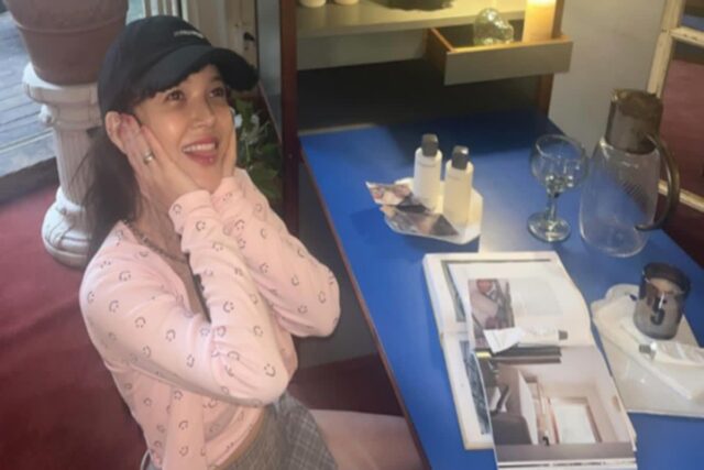 신지민, 어디까지 파인 거야?…’시선 강탈’ 과감한 일상룩