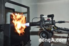 “전기차 화재 이중으로 막는다”… LG화학, 1500℃ 화염 견디는 소재 개발