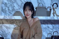 ‘단발여신’ 안유진, 니트 드레스 입고 엘레강스한 쇄골 노출
