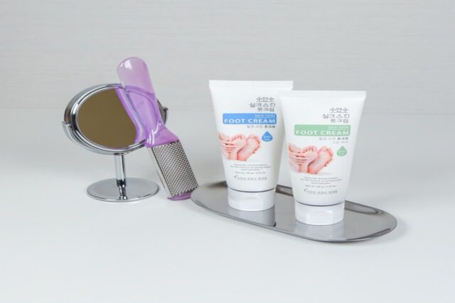 에네스티 온천수풋크림 1분안에 촉촉 발각질 완화 풋크림