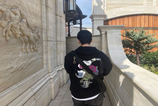 햇빛받으면 발색하는 신기한 우영미 블랙 플라워 백로고 후드 티셔츠
