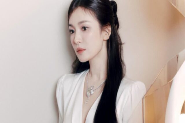 송혜교, 파격적인 클리비지 룩에도 기품 넘치는 자태