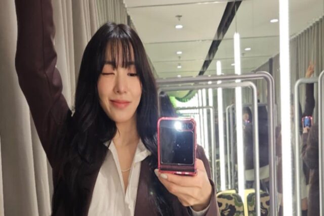 티파니, 세련된 미러 셀카로 전하는 ‘하의실종’ 패션의 정석