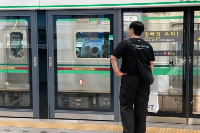 우영미 코튼 렌티큘러 백로고 티셔츠 블랙 홀로그램 그라데이션 로고