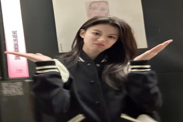고윤정 인스타 생로랑 바시티자켓 캐주얼해!