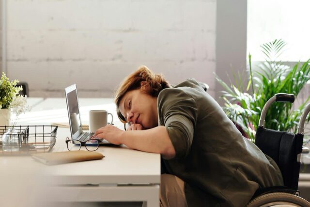 밥 먹고 나면 왜 졸음이 밀려올까?’이 음식’은 더 졸리다!