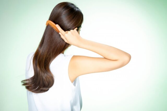 샴푸하기 직전 ‘이것’하면 푸석한 머리에 윤기가