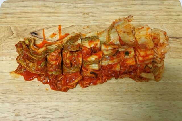 도마에 ‘김치’ 썰기 전 이것부터 꼭 먼저 하라고요!?
