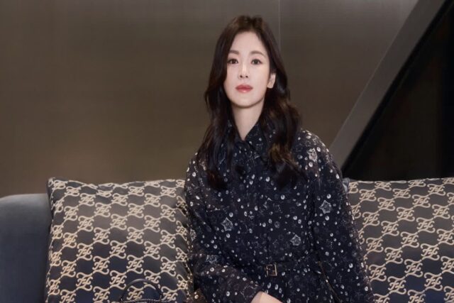 송혜교, 겨울 밤하늘을 수놓는 화려한 홀리데이 룩