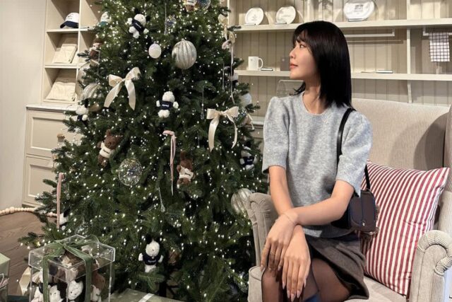 겨울철 실내에서 딱… 크리스마스 분위기를 담은 최수영의 겨울 패션
