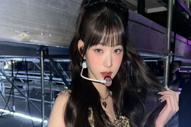 ‘아이브’ 장원영, 시선 집중시키는 금빛 무대 의상