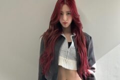 있지 유나, 트렌디한 캐주얼 룩으로 S라인 몸매 과시