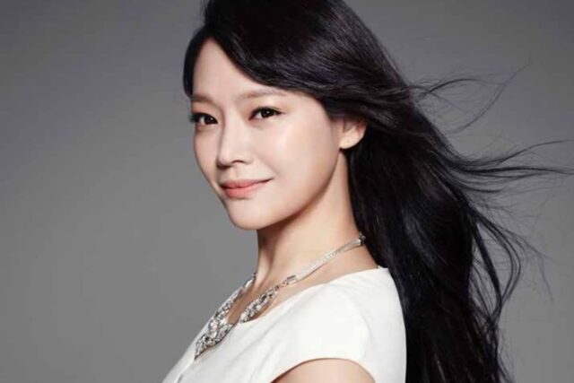 쌩얼 사수하려 침대 옆에 선글라스 두고 자는 여배우