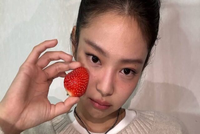 YG와 재계약 블랙핑크 제니, 자연스러운 민낯과 매력적인 캐주얼 룩으로 눈길