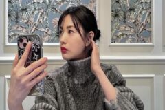나나, 터틀넥 스웨터로 완성한 세련미 넘치는 겨울 스타일링