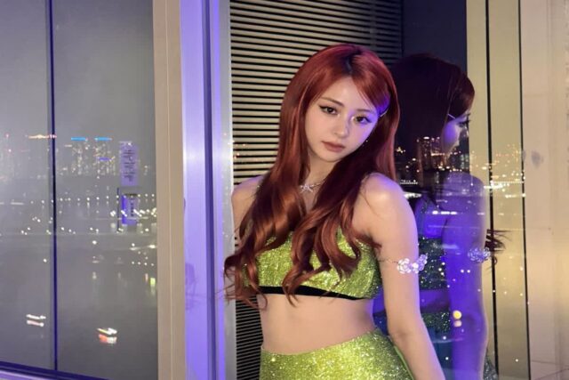 르세라핌 허윤진, 네온 그린 글리터룩으로 도시 야경을 밝히다