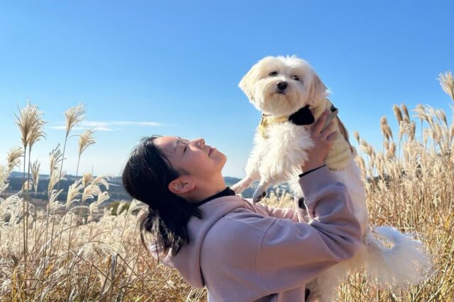 윤보미, 반려견 ‘설탕이’와 인생샷 위한 노력 “설탕아웃…웃어바….♥”