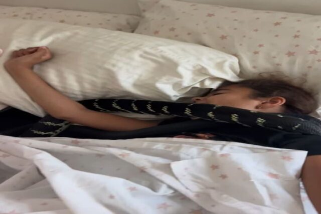 뱀이랑 포옹한 채 자는 아이…’간담 서늘한데 꿀잠 중?’