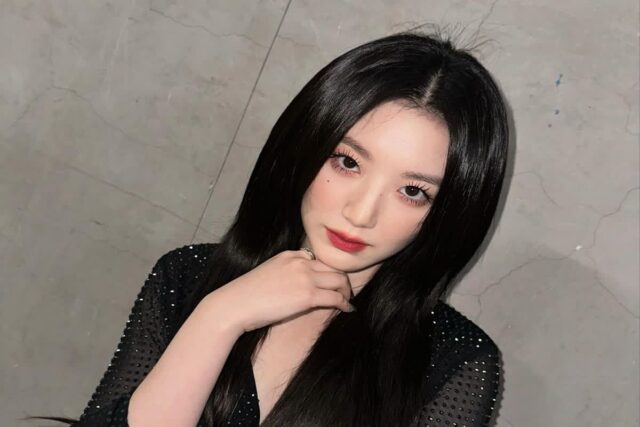 흑발에 착붙…. (여자)아이들 슈화, 고혹적인 올블랙 레드 카펫 룩