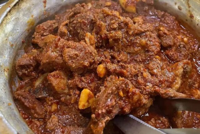 촉촉하게 잘 익은 고기에 매콤한 양념이 싹! 매운 갈비찜 맛집 BEST5