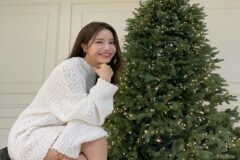 솔라, 화이트 루즈핏 니트+롱부츠…청순 무드 하의실종룩